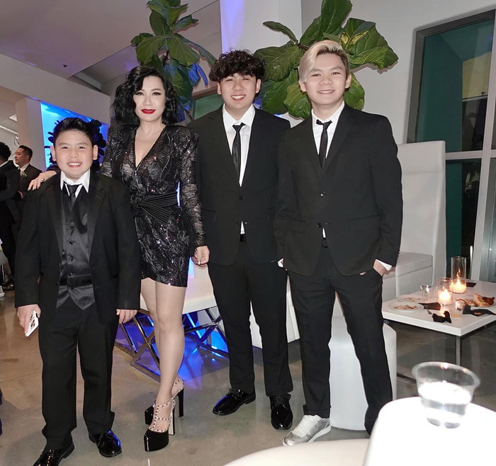 Vợ cũ Bằng Kiều bên các con.