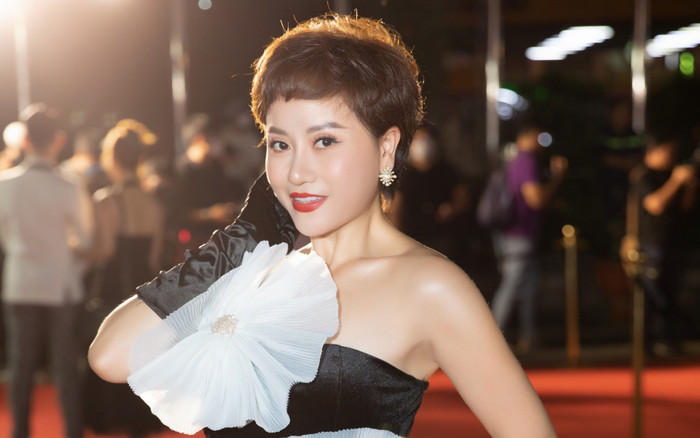 Đóa hoa làng thiết kế Giang Kyo rạng rỡ xuất hiện tại thảm đỏ Ảnh 2