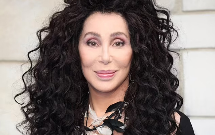 'Bất chấp' tất cả, một nữ ca sĩ vẫn tự tin đắm chìm tình yêu với tình trẻ kém 40 tuổi Ảnh 2