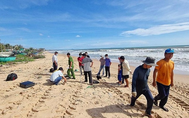 Phan Thiết: Ngư dân 'kinh hồn bạt vía' phát hiện một cẳng chân người nằm trên cát Ảnh 2