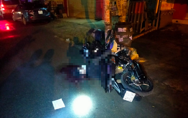 Vô cớ bị nhóm người cầm dao phóng lợn truy đuổi, thiếu niên hoảng loạn lao lên vỉa hè không ngờ gặp nạn Ảnh 2