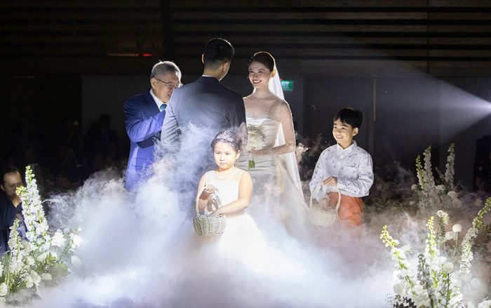 Á hậu Thùy Dung bật khóc khi lắng nghe bố dặn dò, nắm chặt tay chồng không rời Ảnh 2