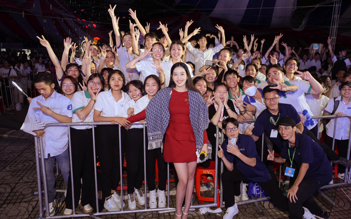 Hát tại trường đại học, Nam Em 'chơi lớn' đầu tư máy tính bảng cho khán giả song ca cùng mình Ảnh 2