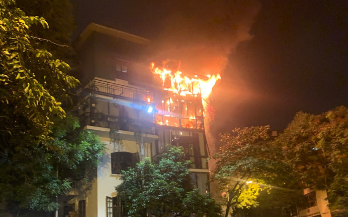 Cháy nhà khu vực phố cổ Hà Nội, hàng loạt xe chữa cháy được điều động khẩn Ảnh 2