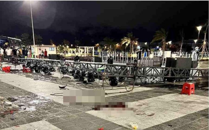 Sân khấu chương trình nhạc nước bất ngờ đổ sập, đè lên nhiều người đang vui chơi Ảnh 2