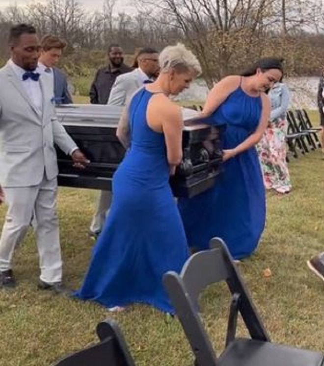 Dàn phù dâu, phù rể khiêng quan tài bên trong là chú rể đang tiến vào lễ đường