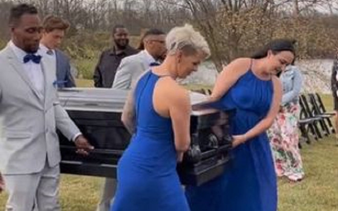 Bật nắp quan tài dự đám cưới của chính mình, chú rể khiến CĐM phẫn nộ vì làm lố Ảnh 2