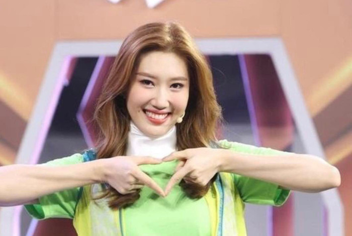 Những ngày vừa qua, vì vết thương lan rộng nên Thúy Ngân phải lựa chọn những trang phục kín đáo để mặc đi quay mỗi khi ghi hình, tránh lộ vết thương