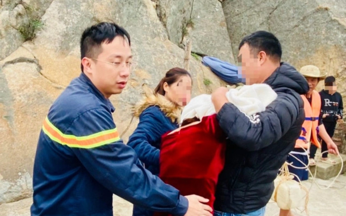 Một người phụ nữ định gieo mình xuống biển Sầm Sơn được giải cứu Ảnh 2