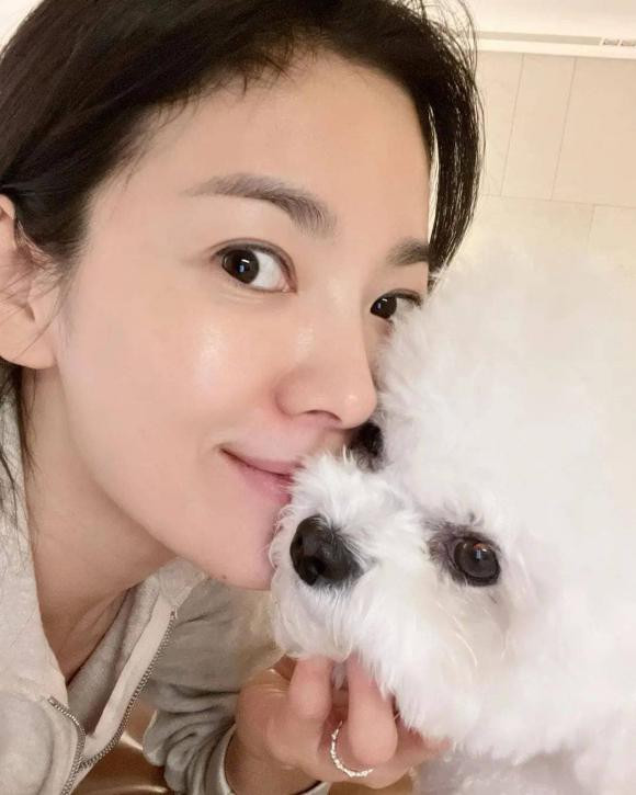 Song Hye Kyo bỗng già chát nhưng gây chú ý nhất vẫn là động thái đeo nhẫn đáng ngờ Ảnh 3