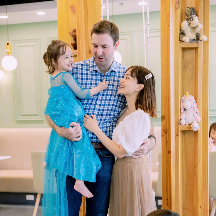 Không ghen với bạn diễn của vợ vì anh luôn tin tưởng bà xã và biết đó chỉ là công việc.&nbsp;