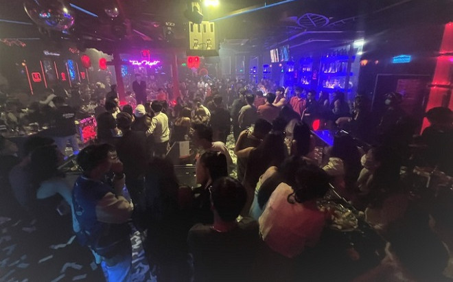 Hàng trăm dân chơi 'thác loạn' trong tiếng nhạc lớn tại quán bar Ảnh 2