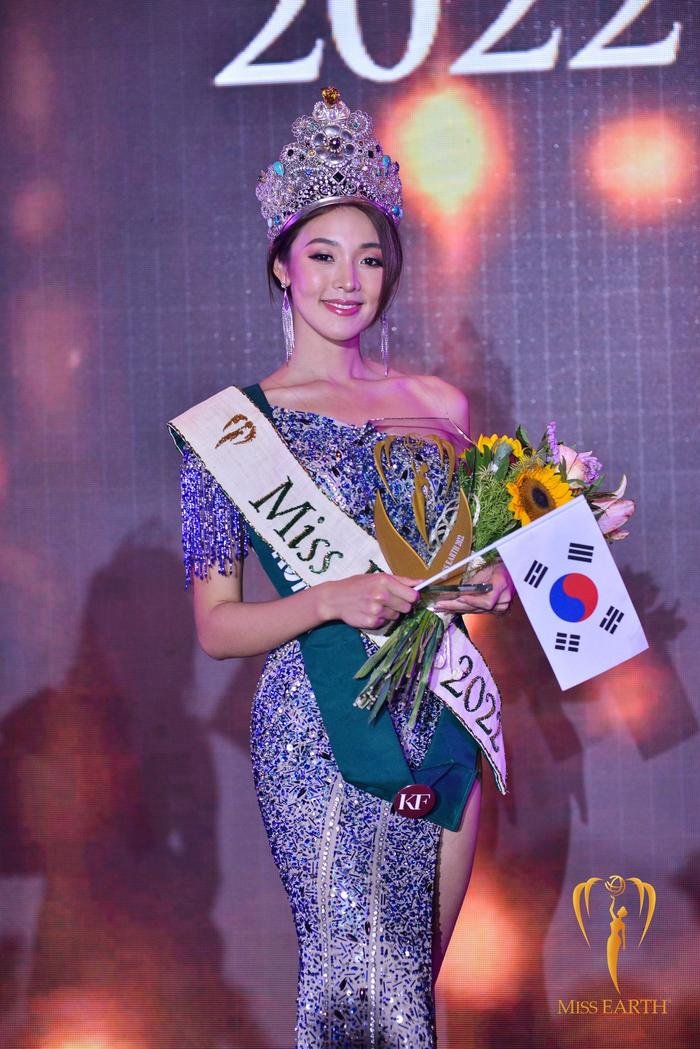 Đúng hay sai việc Tân Miss Earth đựng vương miện vào... túi giấy để 'xách' về nước Ảnh 1