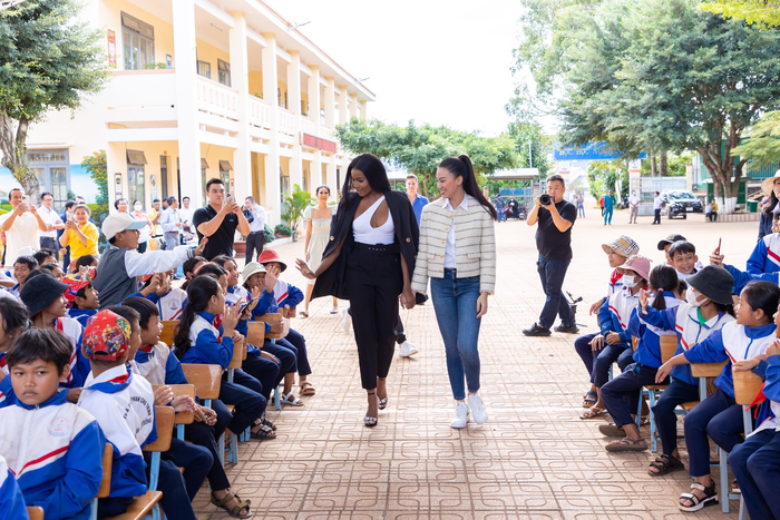 Hoa hậu Siêu quốc gia 2022 có động thái gây tranh cãi sau khi bị đọc sai tên danh hiệu Ảnh 1