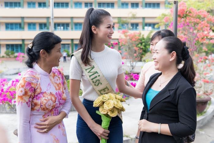 Thời trang về trường của sao Việt: Thùy Tiên 'kính cổng cao tường', Sơn Tùng chuẩn soái ca Ảnh 9