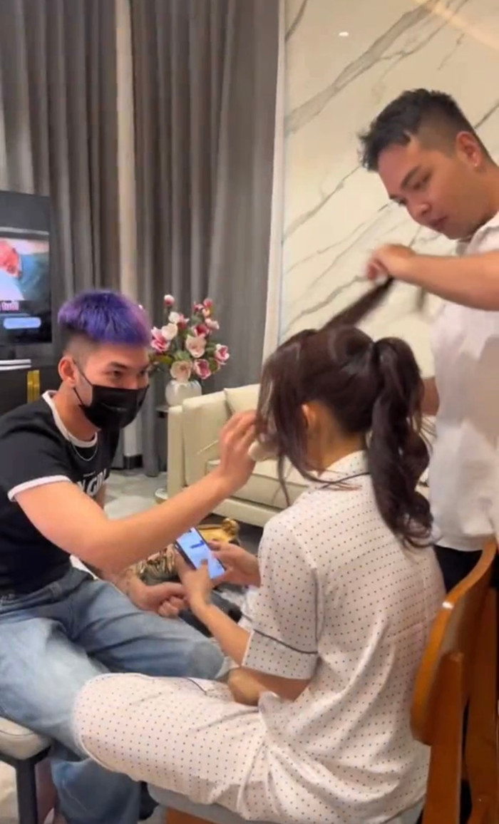 Ngọc Như (Sophia) thức dậy từ sớm cùng ê-kíp để chuẩn bị cho ngày lễ trọng đại của đời mình. (Ảnh: Chụp màn hình FB Quí Đoàn). 