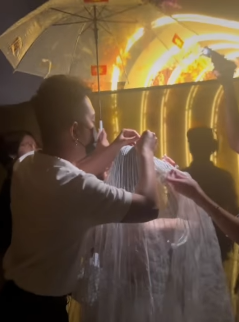 Cô dâu được ê-kip trang điểm đình đám trong giới giải trí Vbiz, chuẩn bị chỉn chu nhất có thể. (Ảnh: Chụp màn hình FB Quí Đoàn).