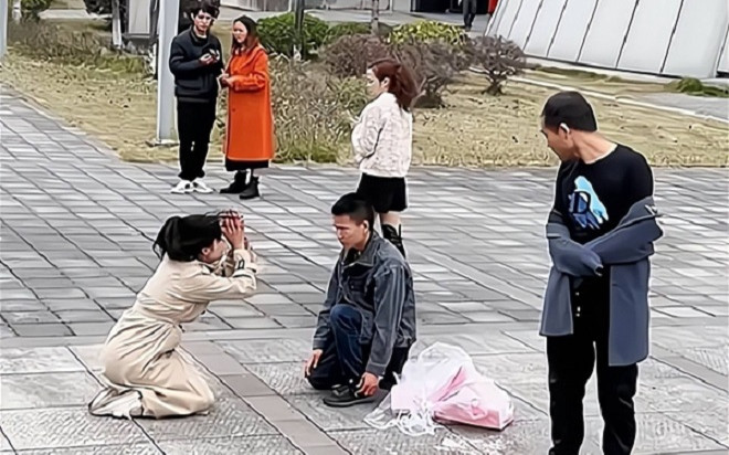 Được chàng trai quỳ gối, tỏ tình trên phố, cô gái khiến tất cả sững sờ với hành động 'đáp lại' Ảnh 2