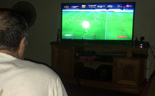 Thức thâu đêm xem World Cup, chàng trai bàng hoàng trước khuôn mặt 'biến dạng' Ảnh 2
