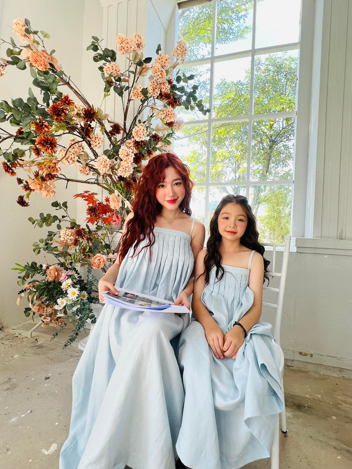 Không chỉ làm mẫu ảnh đơn lẻ, cô còn dẫn theo con gái Cadie cùng đi làm việc