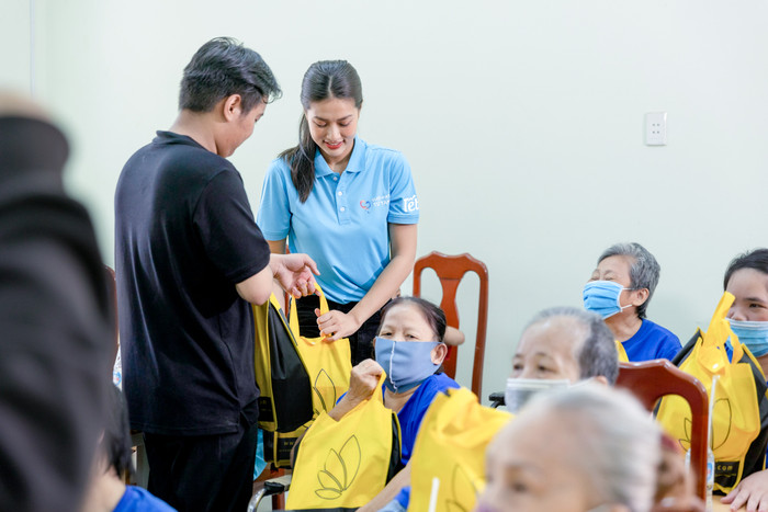 Hoa hậu Thiên Ân diện áo dài trắng khi trở về thăm quê, ghi điểm bởi sự mộc mạc, giản dị Ảnh 5