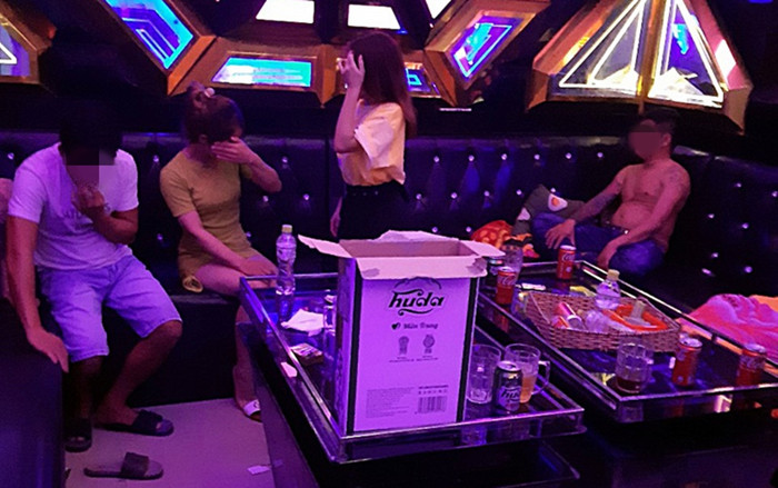 Đột kích quán karaoke, bắt quả tang 4 nam 2 nữ đang 'thác loạn' trong phòng hát Ảnh 2