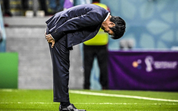 HLV Moriyasu cúi đầu trước CĐV, cầu thủ Nhật Bản khóc nức nở rời World Cup 202 Ảnh 2