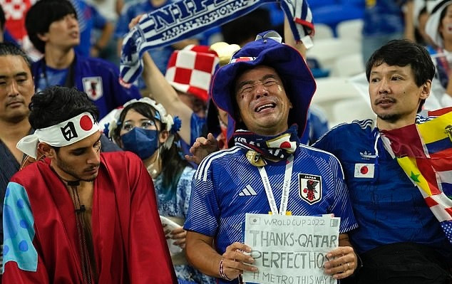 Cổ động viên Nhật Bản bật khóc khi chứng kiến đội nhà thua Croatia dù có màn trình diễn đầy ấn tượng trong 120 phút.