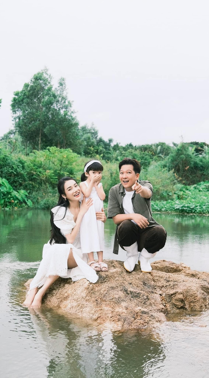 Khoảnh khắc đầy ngọt ngào của gia đình nữ diễn viên. Vợ chồng cô luôn cố gắng bảo vệ diện mạo của con gái đầu lòng