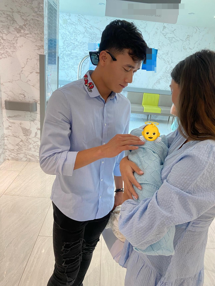 Kể từ khi nhóc tỳ chào đời, Bùi Tiến Dũng chính thức gia nhập hội những ông bố cuồng con.