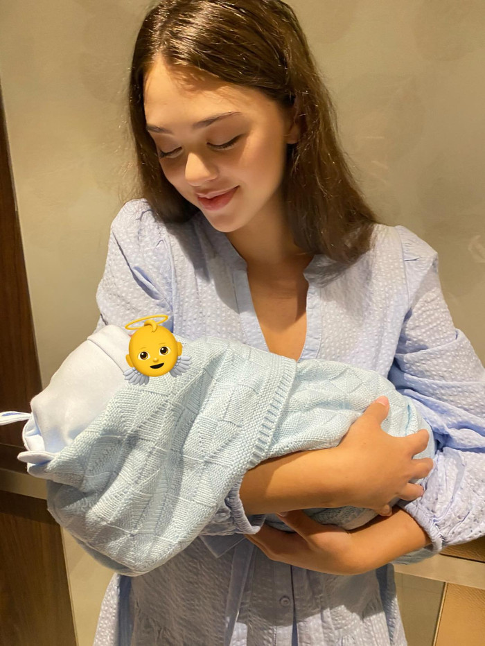 Bé chào đời lúc 3h35 sáng ngày 25/11/2022 và nặng 2,835gram.
