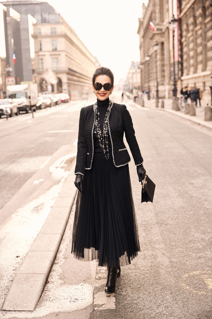 Cô tinh tế phối phụ kiện vòng cổ, mắt kính và túi xách giúp bộ cánh thêm lộng lẫy và tôn lên vẻ đẹp quý phái nhưng không kém phần gợi cảm.