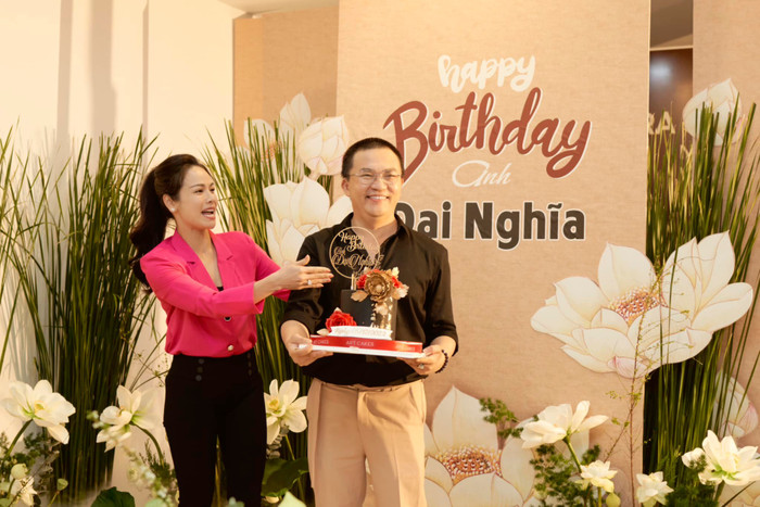 Nhật Kim Anh không giấu khỏi sự hào hứng khi chuẩn bị tiệc cho người anh thân thiết