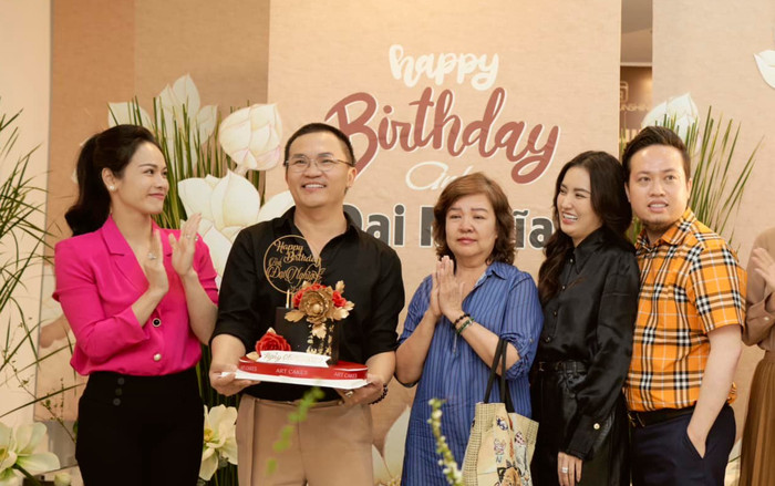 Tiệc sinh nhật của MC Đại Nghĩa: Không gian ngập tràn sen trắng, khách mời quây quần dùng đồ chay Ảnh 2