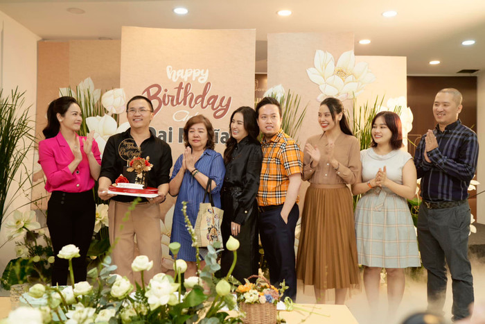 MC Đại Nghĩa và mẹ ruột vô cùng bất ngờ khi được bạn bè tổ chức tiệc đón tuổi mới