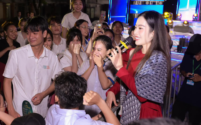Nam Em bị nhận xét 'ngang ngược' trong đêm diễn dành cho sinh viên: Chuyện gì thế này? Ảnh 2