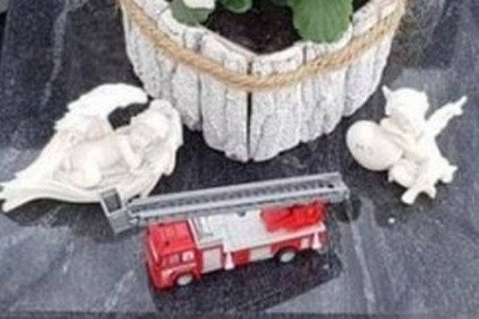 Món quà sinh nhật là chiếc cần cẩu đồ chơi mà người mẹ đặt lên phần mộ con trai đã bị kẻ trộm mộ đánh cắp