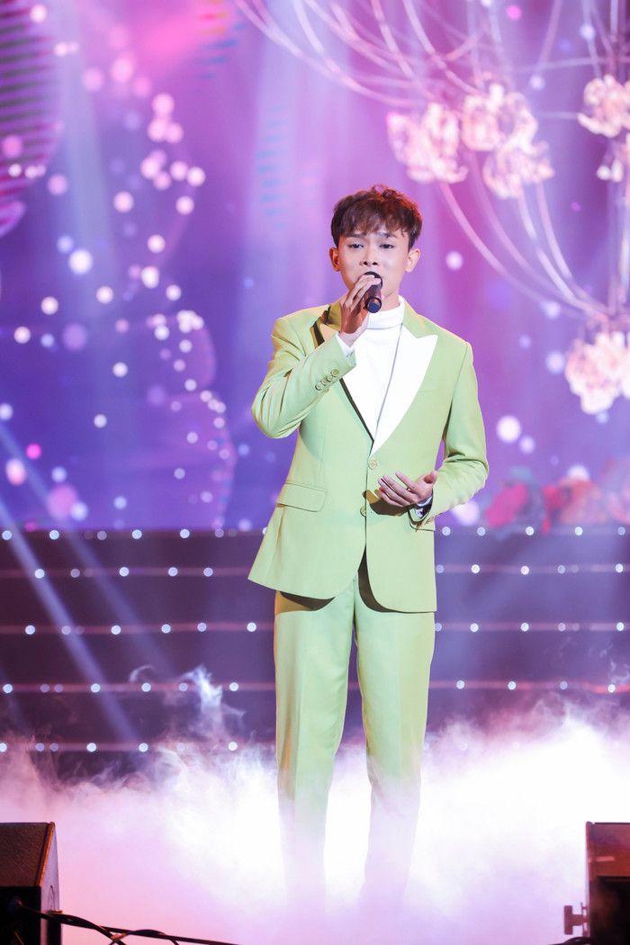 Hồ Văn Cường ngày càng trưởng thành dưới sự dìu dắt của danh ca Ngọc Sơn.