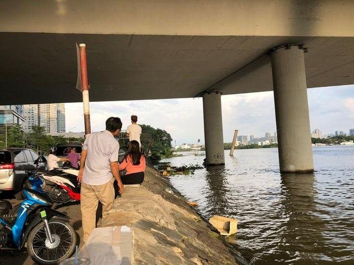 Lập bàn thờ tìm thanh niên nhảy cầu tự tử, người dân tá hỏa với thứ trục vớt được Ảnh 1