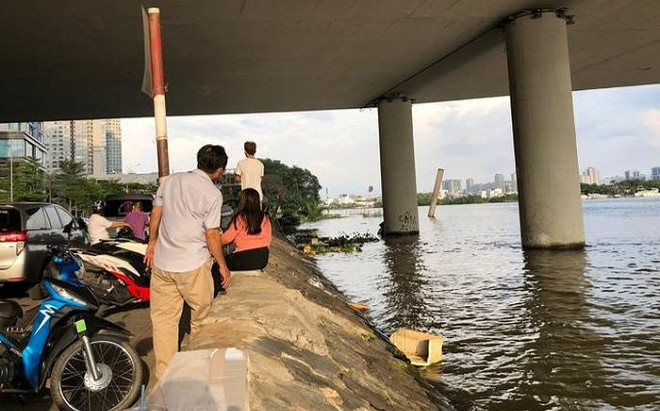 Lập bàn thờ tìm thanh niên nhảy cầu tự tử, người dân tá hỏa với thứ trục vớt được Ảnh 2
