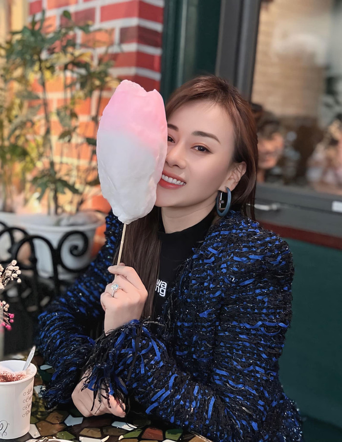 Phương Oanh diện áo cùng tone màu xanh với Shark Bình.