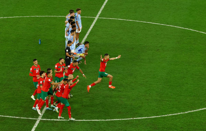  Morocco ăn mừng khi Hakimi đá thành công ở loạt thứ 4.