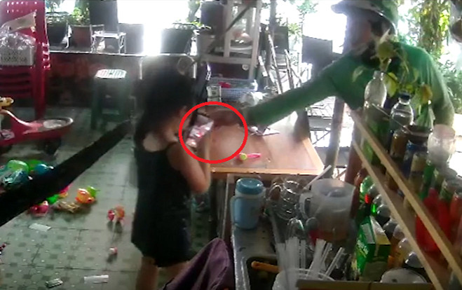 Clip: Gã đàn ông 'mượn' điện thoại của bé gái 7 tuổi rồi 'biến mất' Ảnh 2
