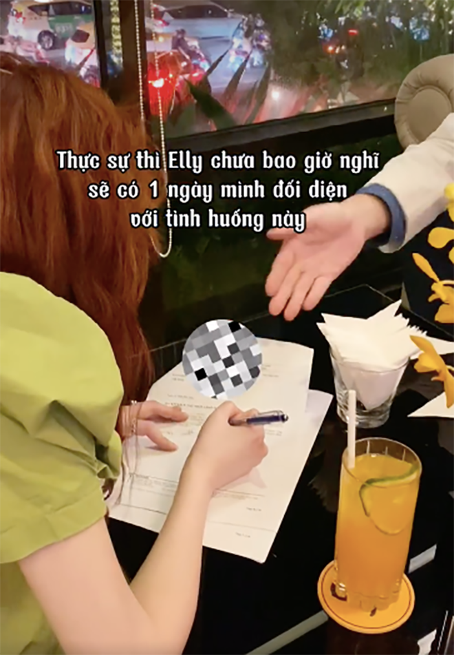 Khoảnh khắc Elly Trần đặt bút ký vào đơn ly hôn.