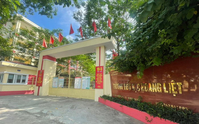 Hà Nội: Học sinh lớp 3 nhặt được thuốc lá điện tử, chia các bạn hút thử khiến 8 em nhập viện Ảnh 2