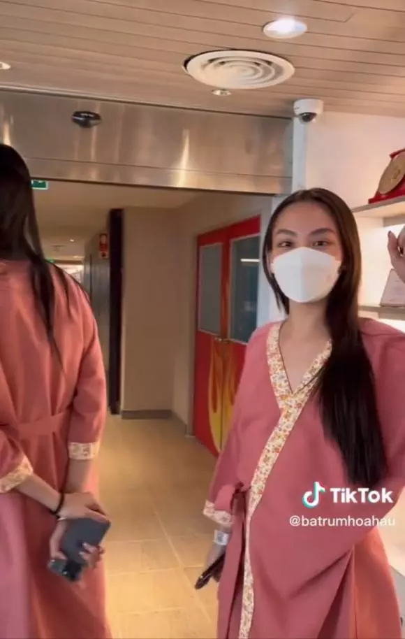 Người đẹp có chuyến công tác cùng Top 3 Miss World Vietnam và Hoa hậu Lương Thùy Linh để trình diễn show thời trang tại Thái Lan. Mai Phương đã thực hiện khám sức khỏe tổng quát ở bệnh viện và sau đó cô đã lên tiếng giữa luồng tranh cãi về chiều cao của mình. 