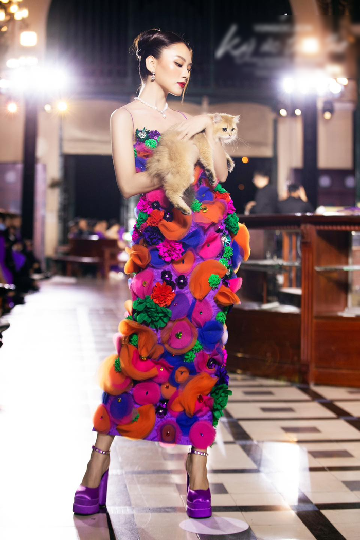 Theo hình ảnh của show diễn, Mai Phương không quá cao như Lương Thùy Linh hay Đỗ Thị Hà, nhưng do hình thể của cô khá nhỏ dẫn đến việc không ai tin cô nàng sinh năm 1999 sở hữu chiều cao 1m70. 