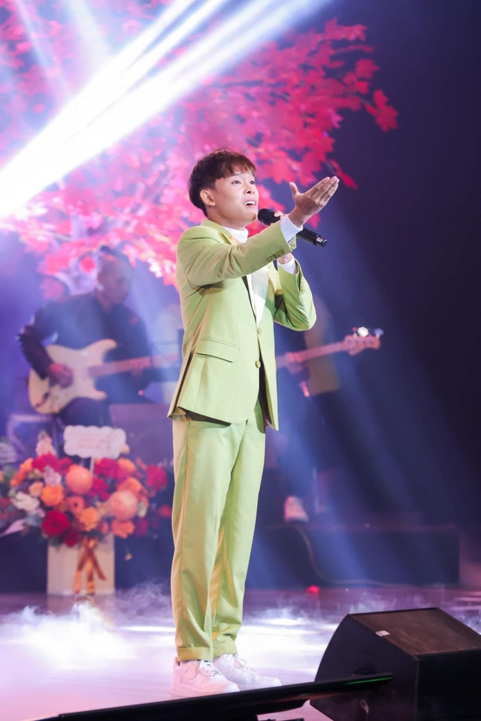 Được fan tặng vàng ngay trên sân khấu, phản ứng của Hồ Văn Cường lộ rõ tính cách con người thật Ảnh 2