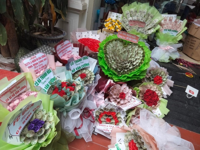 Người hâm mộ dành tặng những món quà giá trị cho Hồ Văn Cường.