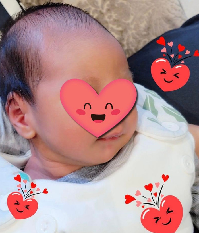 Còn nhỏ nhưng các đường nét trên mặt sắc nét, đặc biệt là thừa hưởng chiếc mũi cao của bố. 